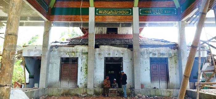 Masjid Tua Peninggalan Wali Direhab, Pekerja Tak Berani Bongkar Ini