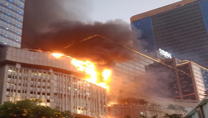 Detik-detik Tunjungan Plaza Surabaya Kebakaran, Saksi Mata Lihat Percikan Api saat Waktu Buka Puasa