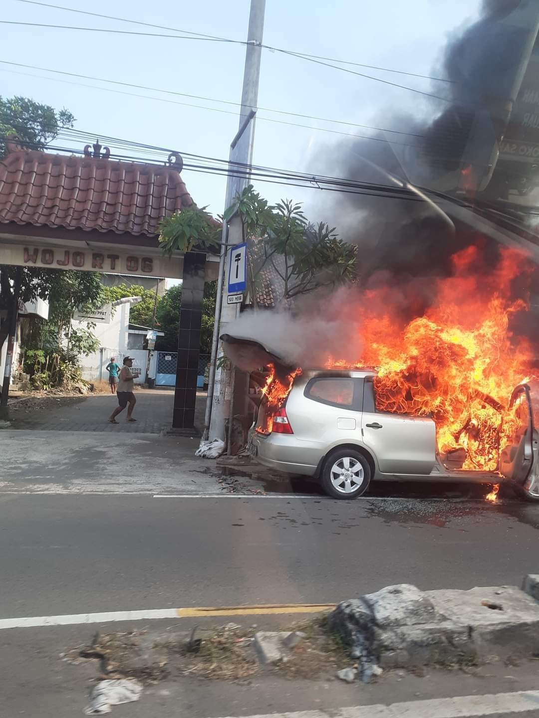 Mobil Hangus Terbakar di Ring Road Selatan Bantul, Enam Penumpang Selamat