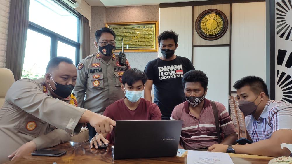 Polisi Bantu Agen Migor Curah di Demak Aktifasi Aplikasi SIMIRAH