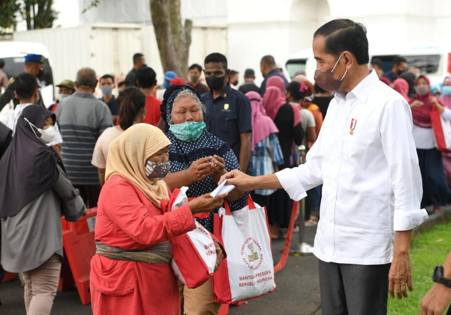 Begitu Tiba di Jogjakarta, Jokowi Langsung Bagi-bagi Sembako, Rakyat Senang Ada yang Baru Ketemu Presiden