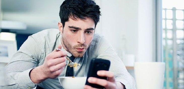 Anda Perlu Tahu! Main Handphone Sambil Makan Bisa Menyebabkan Perut Buncit, Ternyata Ini Penyebabnya